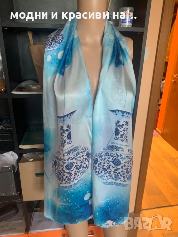 Красив копринен шал в синята гама