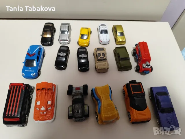 Комплект от 17 метални колички 