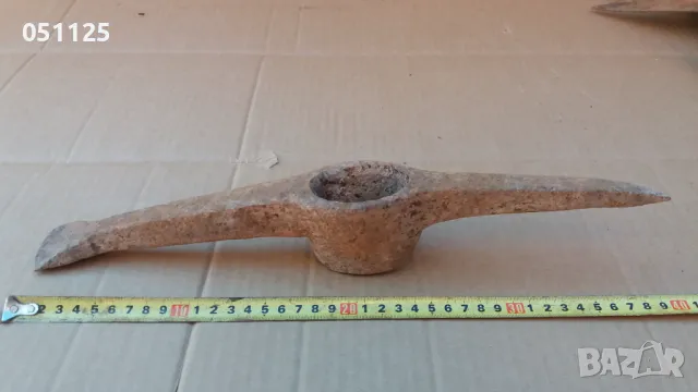 масивна метална кирка - брадва 