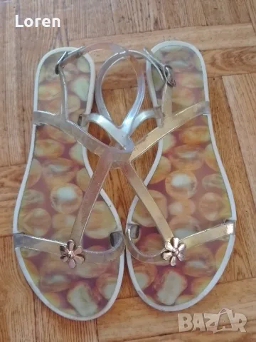 Подарявам силиконови сандалки в златист цвят със шарена стелка