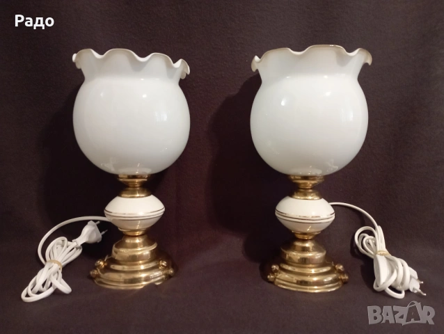 Две лампи от месинг и порцелан с бели стъклени абажури