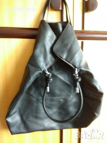 Модерна и елегантна черна дамска чанта с аксесоар към нея, снимка 2 - Чанти - 33934704