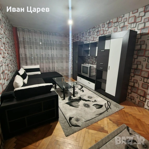 Отдава се под наем просторен тристаен апартамент – Център