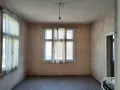 Продава едноетажна къща заедно с 2/3 ид.ч от двора в широк център, снимка 2