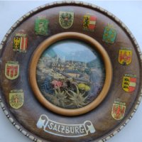 Дървена ръчно резбована висяща табела / чиния  за стена .Salzburg Austria, снимка 1 - Антикварни и старинни предмети - 38438517