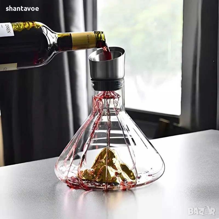 Стъклен декантер за вино с релефно дъно планински връх, снимка 1