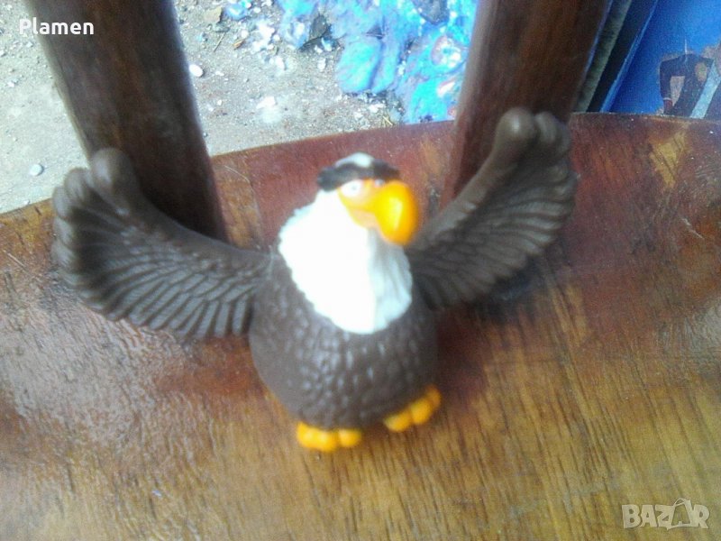 Пластмасова статуетка на орел, снимка 1