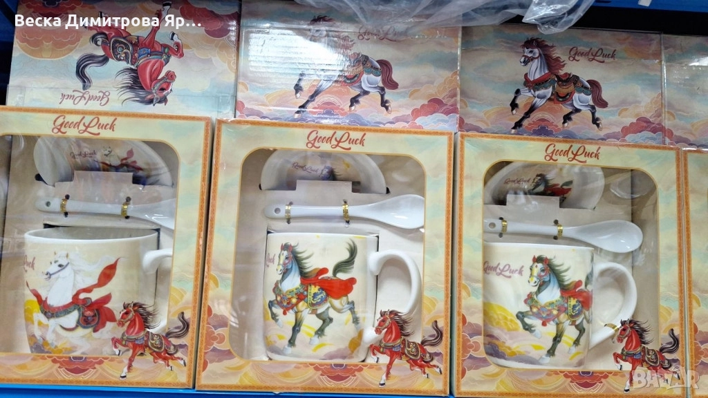 Подаръчен късметлийски порцеланов комплект – чаша, чинийка и лъжичка с празничен дизайн на коне, снимка 1