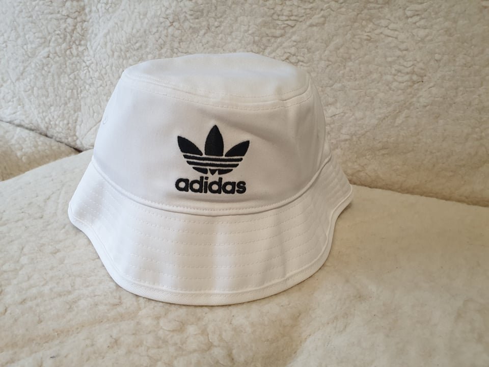 Оригинална шапка идиотка Adidas в Шапки в гр. Варна - ID34239606 — Bazar.bg