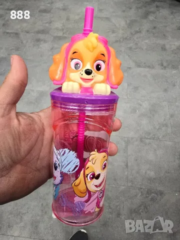 чаши бутилки със сламки 