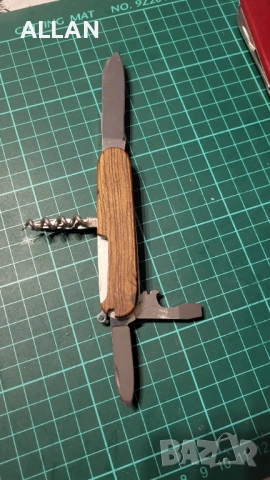 Продавам джобен сгъваем нож Victorinox Spartan/ Викторинокс с дървени чирени, снимка 4 - Ножове - 53442840