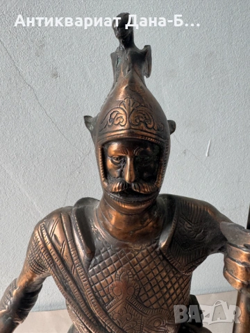 Масивна бронзова фигура „Средновековен рицар“ – Антикварна статуетка с детайлна изработка, снимка 3 - Антикварни и старинни предмети - 54237918