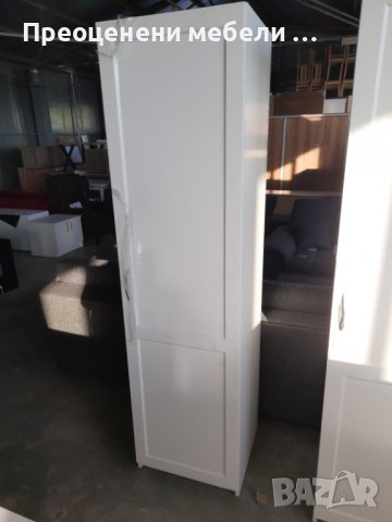 Еднокрилен гардероб с врата от МДФ цвят бяло мат.