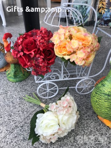 Букет с изкуствени цветя - предлага се в три цвята
