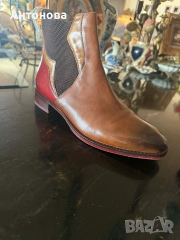 Прекрасни боти от естествена кожа в светло кафяв цвят с интересен червен акцент.