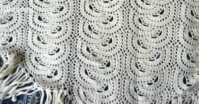 Ръчно плетени шалове-триъгълни, с ресни, бели, снимка 4 - Шалове - 42833741