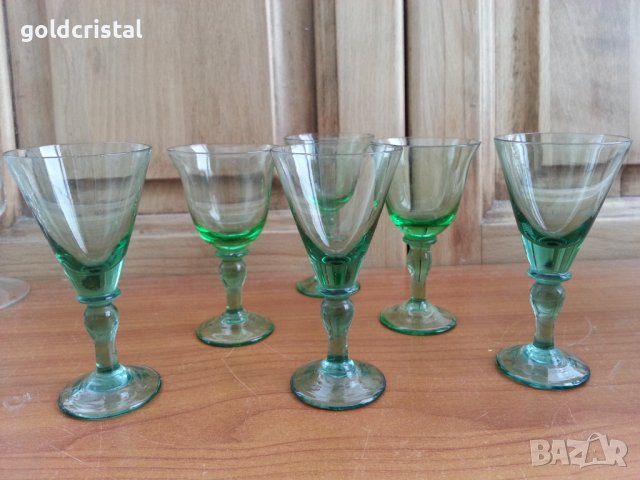 Стъклени чаши чашки цветно зелено стъкло, снимка 1 - Антикварни и старинни предмети - 36680358