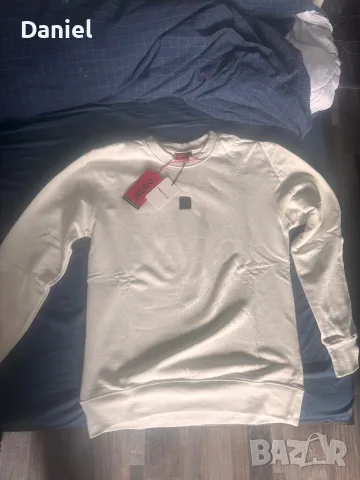 Дрехи Hugo Boss, Moncler и Dsquared2. 