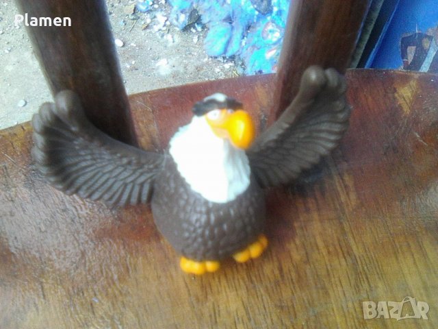 Пластмасова статуетка на орел, снимка 1 - Други ценни предмети - 38898444