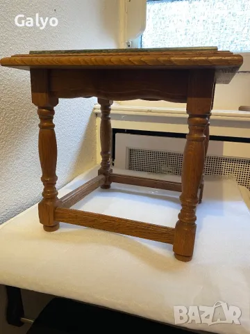 Малка масичка от масивно дърво и мраморен плот, снимка 2 - Маси - 50235454