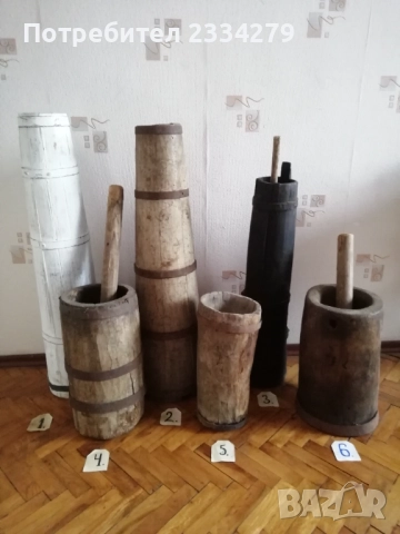 Стари дървени съдове, буталки за мляко и чутури-чукала за продукти. 