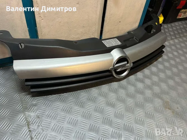 Оригинална предна решетка Opel Astra H 2003-2007г. със емблема - В добро състояние