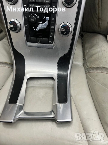 Централна конзола Волво ХС60 2015 , снимка 3 - Аксесоари и консумативи - 53253811