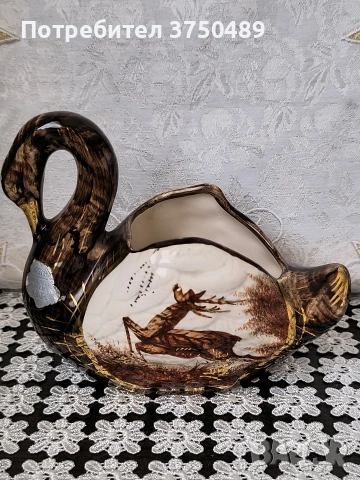Декоративна порцеланова кашпа във формата на лебед