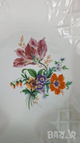 Порцеланова фруктиера на крачета с ажурен, ръб и флорална декорация, снимка 4 - Декорация за дома - 52847229