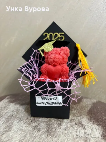 Перфектен подарък за абитуриент с мече от ароматизиран соев восък , снимка 3 - Декорация за дома - 50020099