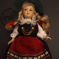 Колекционерска изцяло порцеланова кукличка , снимка 2 - Колекции - 29581680