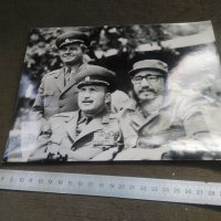 Продавам стара снимка на Генерал Добри Джуров с меч и с Фидел Кастро, снимка 4 - Антикварни и старинни предмети - 43653084