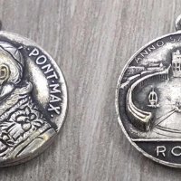 На вашето внимание два католически медала от 1950г., снимка 1 - Колиета, медальони, синджири - 42764966