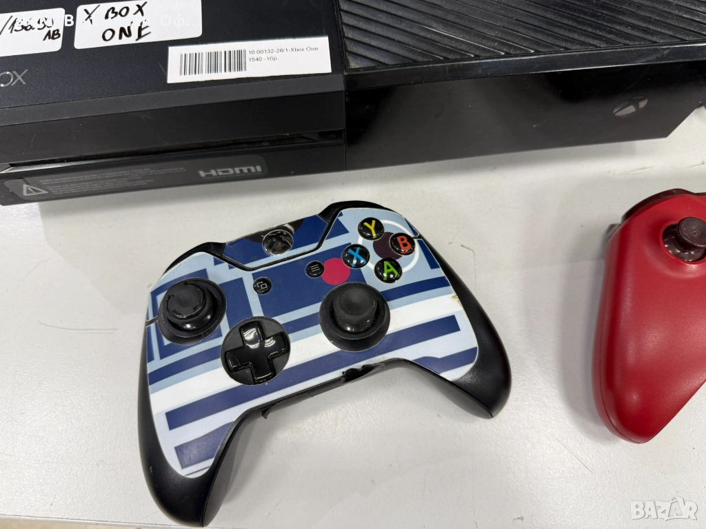 Конзола Xbox One с два джойстика , снимка 1