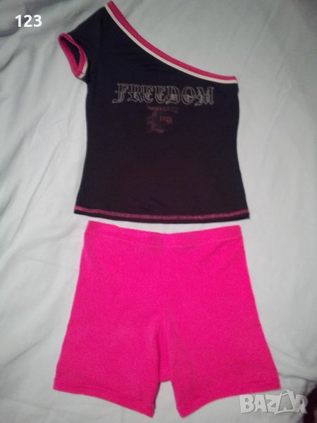 Спортно-елегантен комплект от клин и блузка с едно рамо и надпис “Feedom” – в превод „Свобода“, снимка 1
