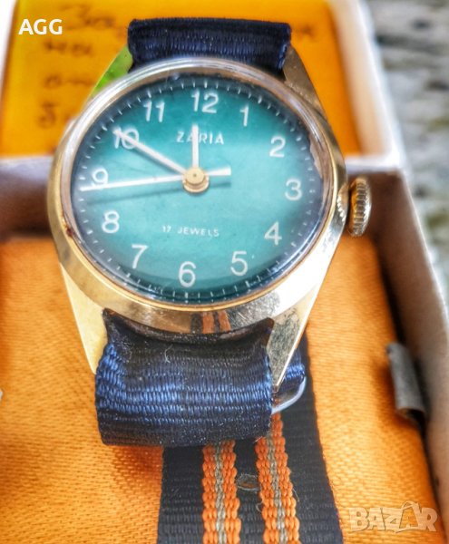 Механичен работещ часовник Заря СССР в оригиналната кутийка, снимка 1