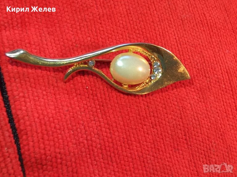 КРАСИВА ЕЛЕГАНТНА ЛИСТОВИДНА АРТ ДЕКО ПОЗЛАТЕНА ПЕРЛЕНА ВИНТИДЖ БРОШКА с ЦИРКОНИ 21647, снимка 1