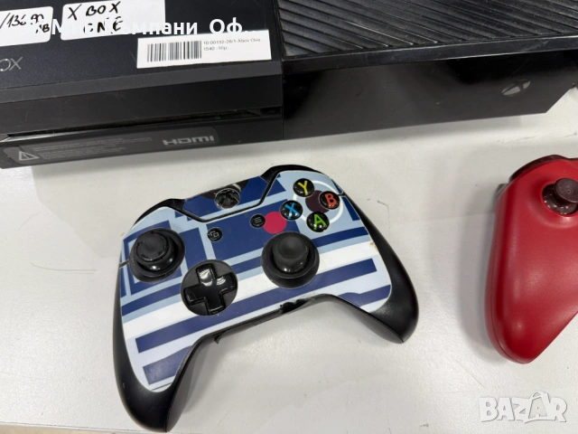 Конзола Xbox One с два джойстика 