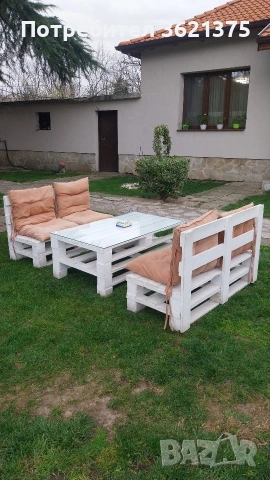 Маса и пейки от палета със стъкло и меки дунапренени възглавници, снимка 2 - Маси - 53939656