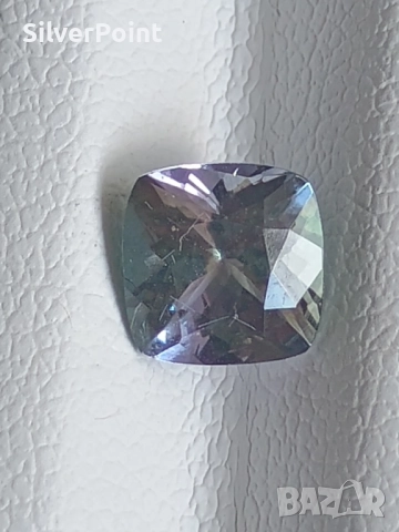 Танзанит с фензи цвят лилалво зелен