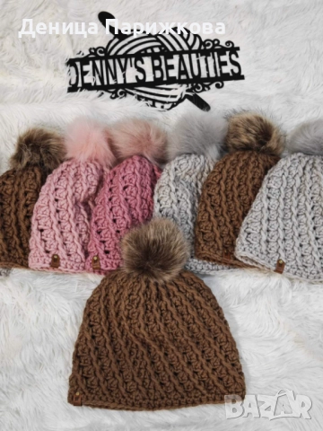 Ръчно плетена релефна шапка „Стела“ с подвижен пухкав помпон, снимка 11 - Шапки - 52593633