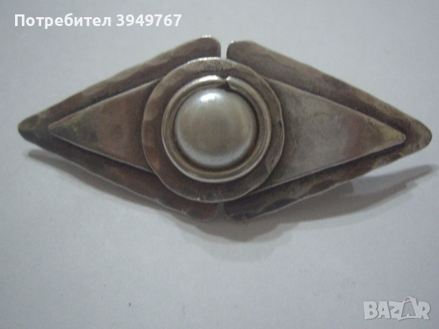 Стара сребърна брожка.