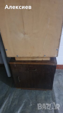 Продавам 2 нощни шкафчета , снимка 2 - Спални и легла - 38156547