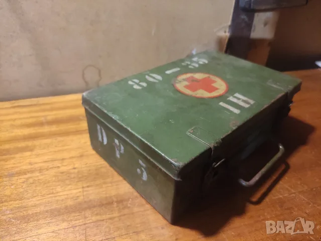 Военна метална аптечка ГДР NVA, снимка 2 - Антикварни и старинни предмети - 56330399