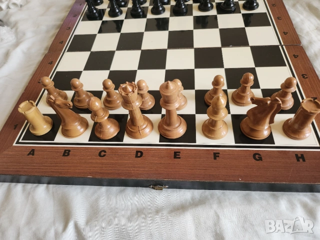 шах - голям (51х48 см), к-т с големи (бателитени) фигури+пулове/зарове, малък пирографиран 17х17 см 