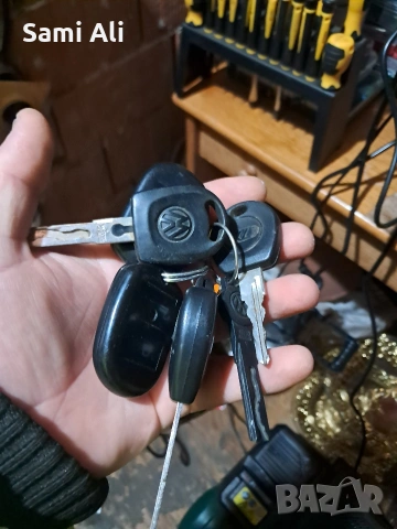 Продавам лот от различни видове автомобилни ключове (заготовки) и дистанционни