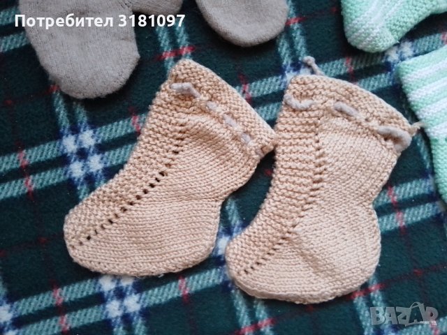 Ръчно плетени терлици и зимни плетени ръкавици за бебе  , снимка 4 - Чорапи - 37603164