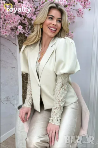 Бежово дамско сако с дантелени ръкави