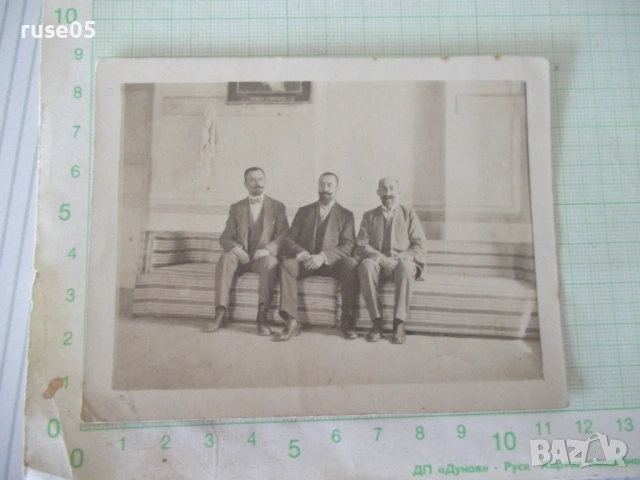 Снимка на трима мъже седнали на миндер стара