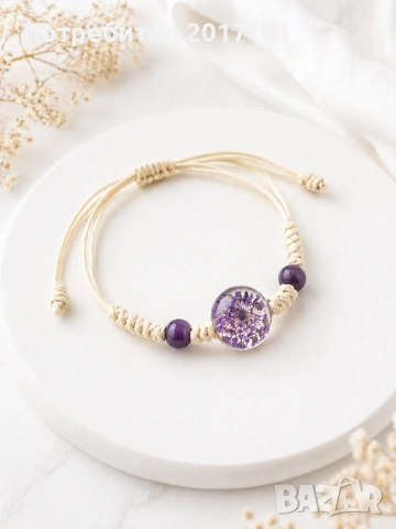 Гривна с лилав камък и цвете – дамска регулируема гривна с естествени елементи